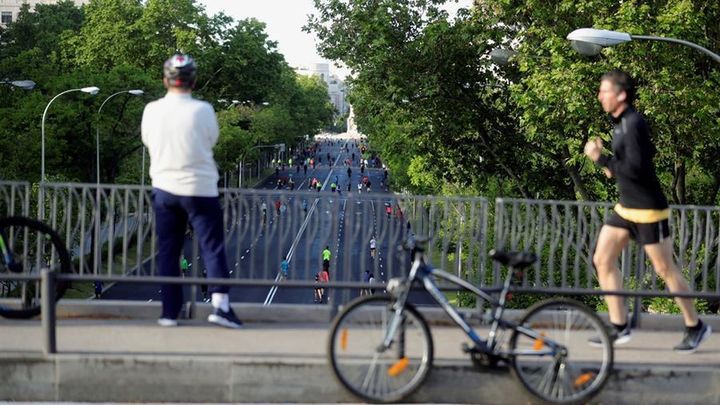 Corredores y ciclistas en Madrid / EFE