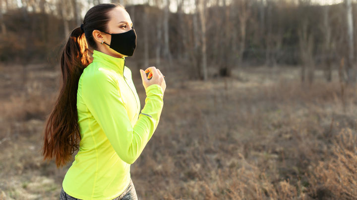 Runner con mascarilla / vitonica.com