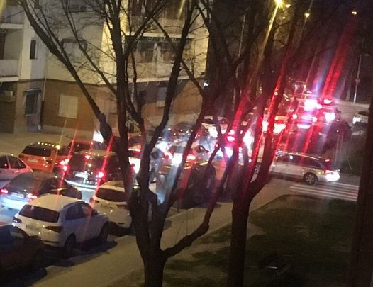 Atasco nocturno de vehículos en el centro de El Pardo / AV EL PARDO