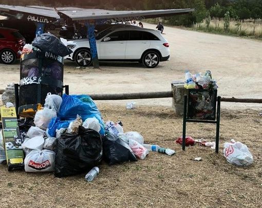 Papelera desbordada con bolsas y envases tirados a su alrededor / AV EL PARDO