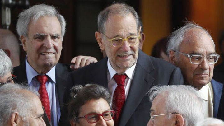 El exministro Javier Solana, el exdefensor del Pueblo, Enrique Múgica, y el exministro Rodolfo Martín Villa, a su llegada al Co / Telemadrid
