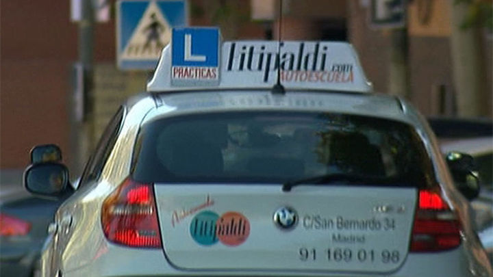 Las autoescuelas de Madrid vuelven a la carga para exigir más examinadores / Telemadrid