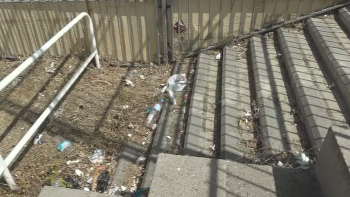 Suciedad presente en las calles de Manoteras