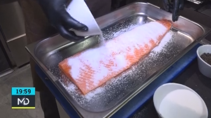 Lomo de salmón cubierto por una capa de sal y azúcar