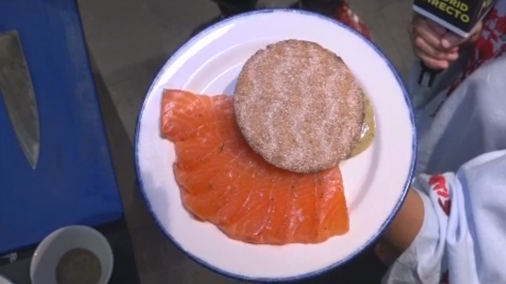 Salmón marinado acompañado de aguacate, mostaza dulce y eneldo