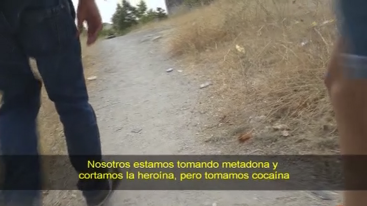 Acompañamos a dos toxicómanos en su ruta hacia el sector 6 de la Cañada Real