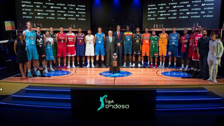 Representantes de los equipos de la Liga Endesa 2018-19 con la copa