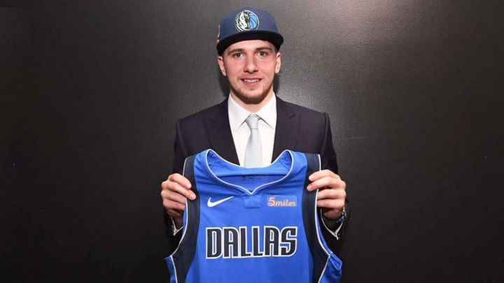 Luka Doncic posando con la camiseta de los Mavericks