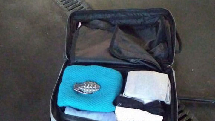 La maleta con la hebilla en el interior