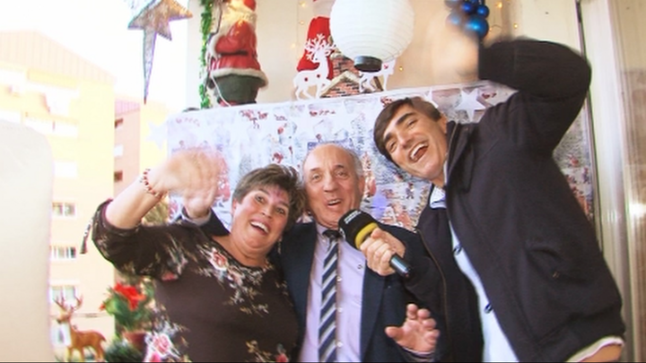 Leo y su marido se fotografían con nuestro reportero Jesús Cosano, en el photocall navideño de su terraza