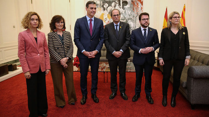 Pedro Sánchez, Quim Torra, Carmen Calvo, Meritxell Batet, Pere Aragonés y Elsa Artadi, posan en el Palau de Pedralbes de Barcelona / EFE