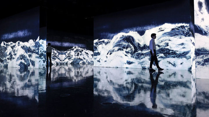 Black Waves. TeamLab