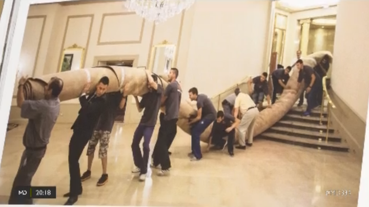 Gran alfombra fabricada de forma artesanal