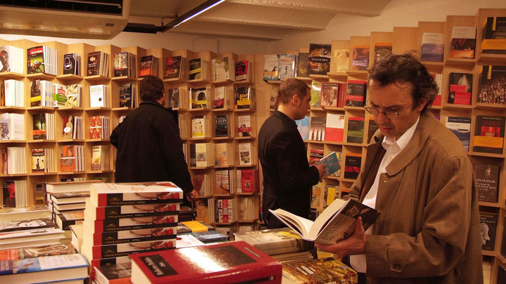 Lectura en una librería