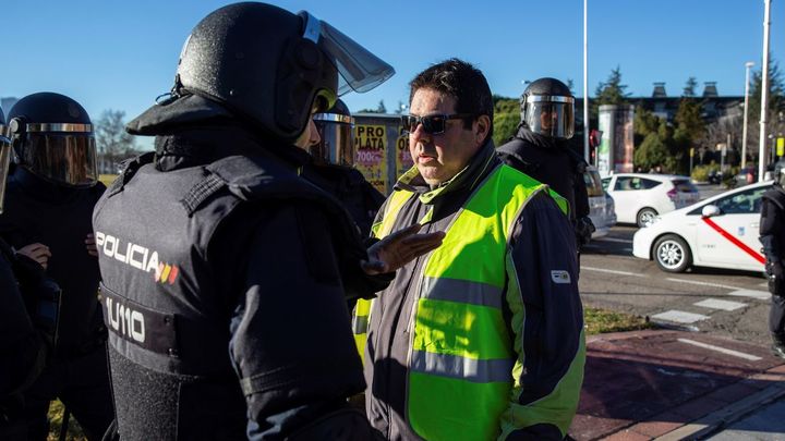 Taxista y Policía Nacional / EFE