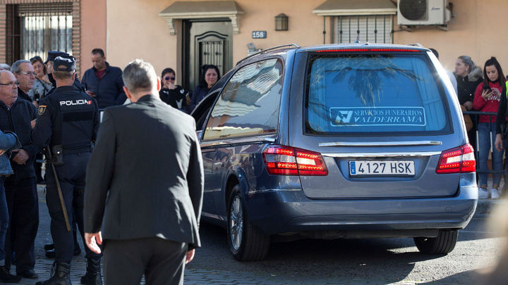 Llega al tanatorio de El Palo el féretro con Julen