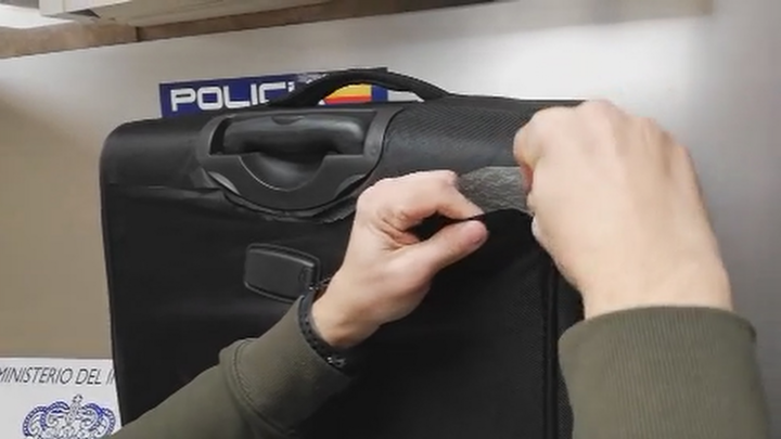 Maleta en cuyo doble fondo se encontraban escondidas hasta 20.000 pastillas de metanfetamina