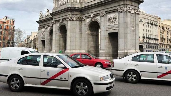 Los taxistas madrileños vuelven a manifestarse tras desconvocar la huelga / AGENCIA