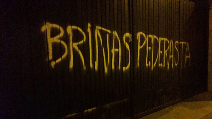 Pintadas en contra de Manuel Briñas