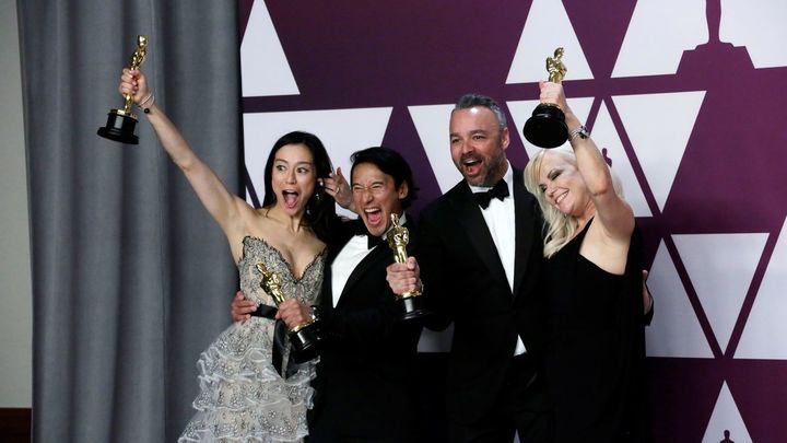 Elizabeth Chai Vasarhelyi, Jimmy Chin, Evan Hayes y Shannon Dill posan con la estuatuilla al mejor documetal por "Free Solo" / EFE