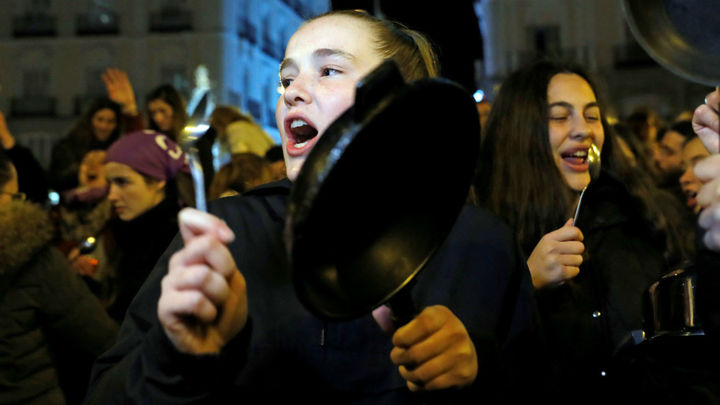 Cacerolada en Sol con el que dan el pistoletazo de salida a las reivindicaciones del 8M