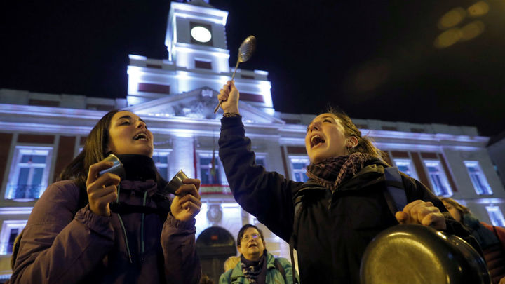 Cacerolada celebrada esta noche en Sol, en Madrid, que sirve de inicio a la huelga feminista de este viernes / EFE
