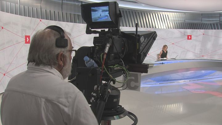 Plató de informativos con Silvia Intxaurrondo en un momento del Telenoticias Fin de Semana / Telemadrid