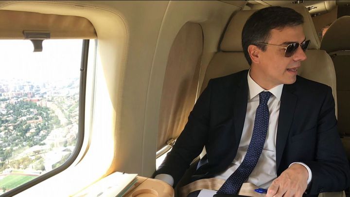 Pedro Sánchez en el avión oficial Falcon 900B