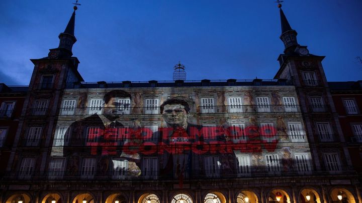 Proyectan imágenes de los "papeles de Bárcenas" en la Plaza Mayor de Madrid