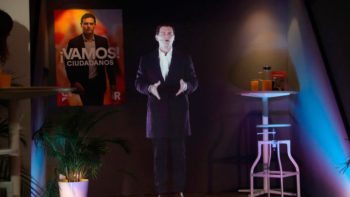 El líder de Ciudadanos Albert Rivera, proyectado mediante un holograma, durante el inicio de campaña electoral que el partido naranja celebra esta noche en la sede del partido en Madrid. / EFE