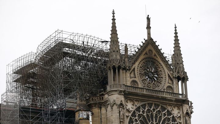 Vista de parte de la estructura la catedral de Notre Dame afectada / EFE