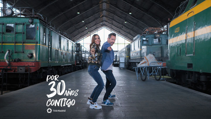 Carmen Alcayde y David Valdeperas, presentadores de 'Aquí hay madroño'. / Telemadrid