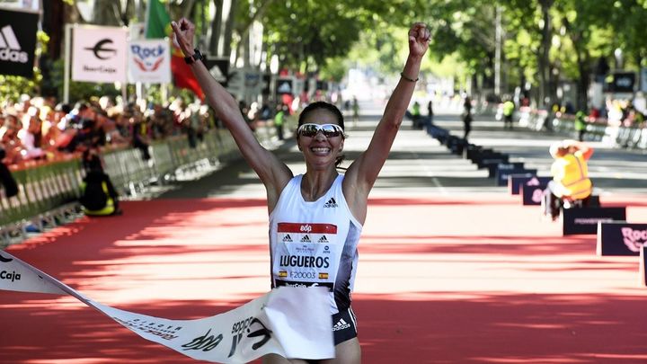 Nuria Lugueros entra en meta como ganadora de la media Maratón femenina