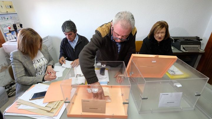 Cierre colegio electoral en Villarroya (La Rioja)