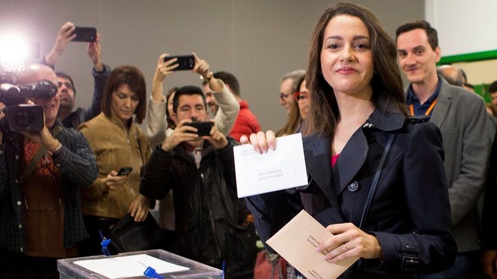 Inés Arrimadas ejerce su derecho al voto en el colegio Ausiàs March / EFE