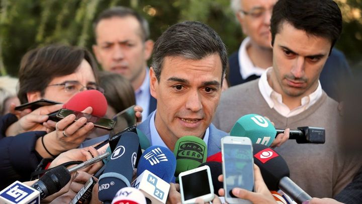 Sánchez ante la prensa tras ejercer su derecho al voto
