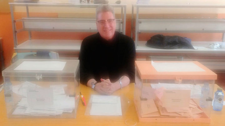 El cantante Loquillo,  presidente de una mesa electoral / Twitter