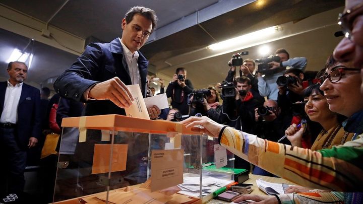 Albert Rivera vota en L'Hospitalet de Llobregat / EFE