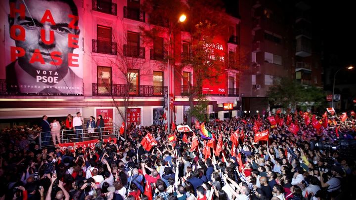 Simpatizantes socialistas celebran el resultado del PSOE en las elecciones generales, en la sede socialista en la Calle Ferraz de Madrid / EFE