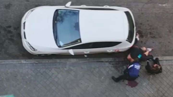 Momento en el que agentes de la Policía Municial y Nacional asisten a Jaime, malherido