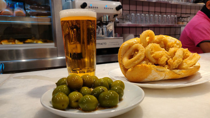 Aceitunas, cerveza y bocadillo de calamares / Twitter
