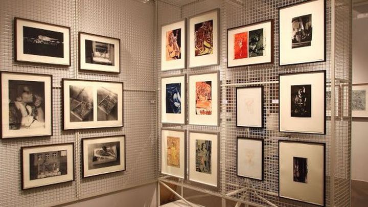 Exposición de arte en papel