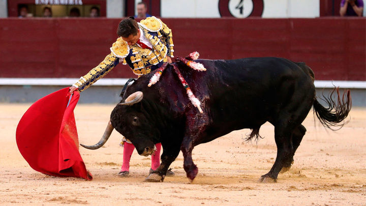 Diego Urdiales en un momento de su faena / EFE