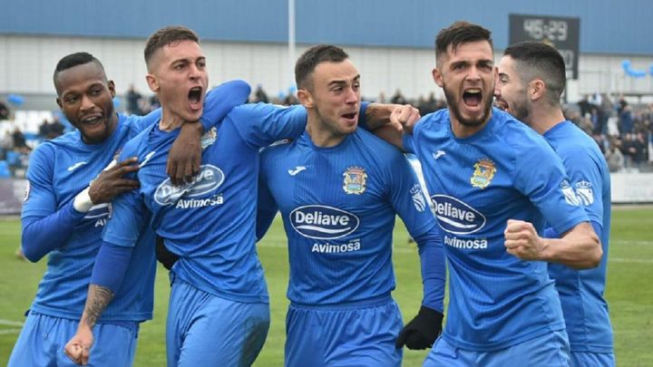 Jugadores del CF Fuenlabrada celebran un gol