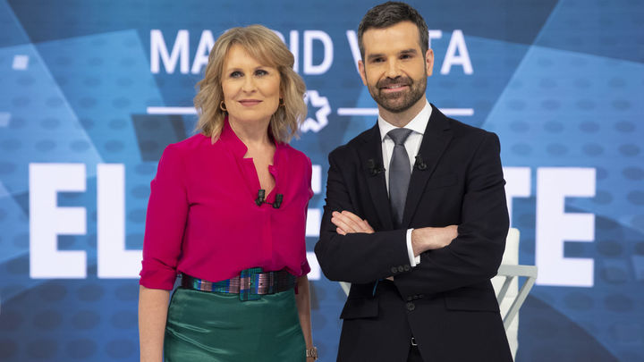 María Rey y Jon Ariztimuño, moderadores del debate. / Telemadrid