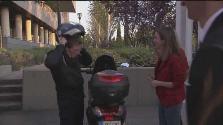 José Luis Martínez-Almeida quitándose el casco de motorista a su llegada  a Telemadrid / Redacción