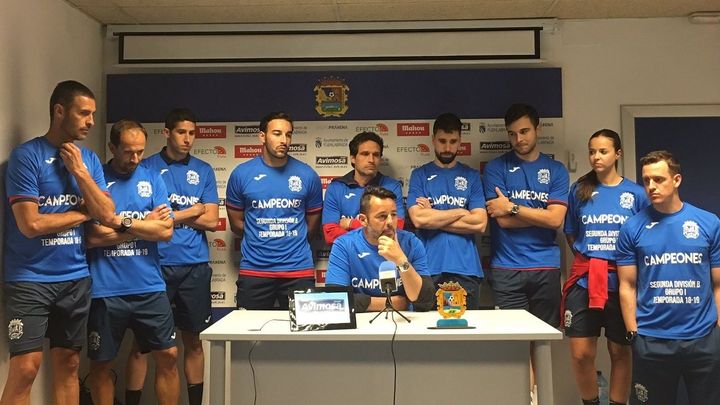 Mere junto a su cuerpo técnico en rueda de prensa / CF FUENLABRADA