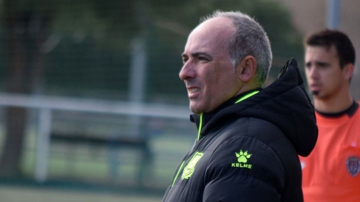 Diego Montoya dirigiendo un partido del filial del AD Alcorcón / AD ALCORCÓN