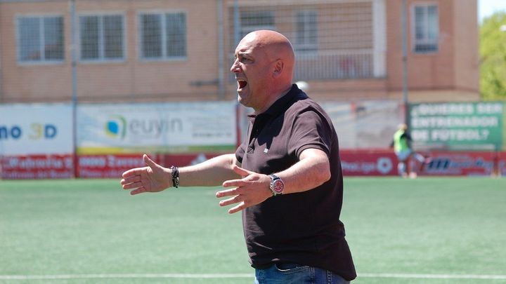 Ferreras dando instrucciones desde el área técnica / Alcobendas Sport