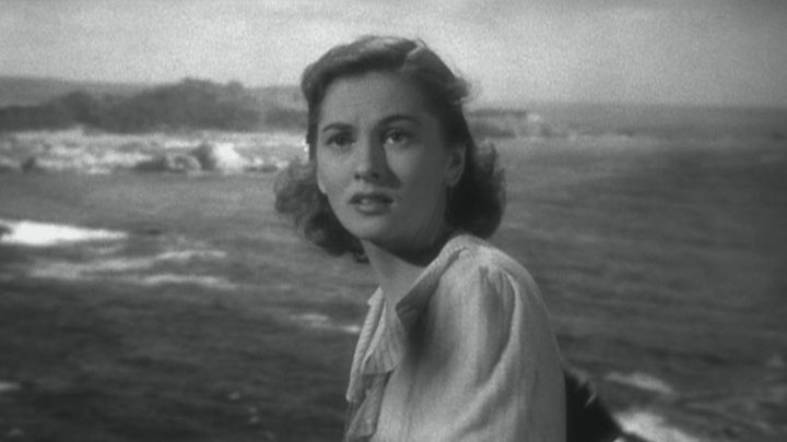 rebeca de espaldas al mar